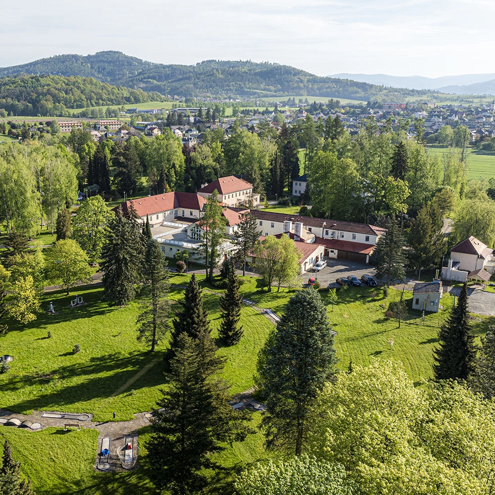 Pohled na lázně Bludov z dronu