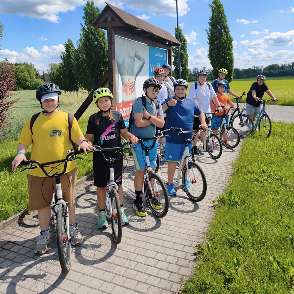 Děti mají při sportovních aktivitách k dispozici koloběžky Kostka